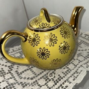 Vintage Hall yellow “French Daisy “tea pot